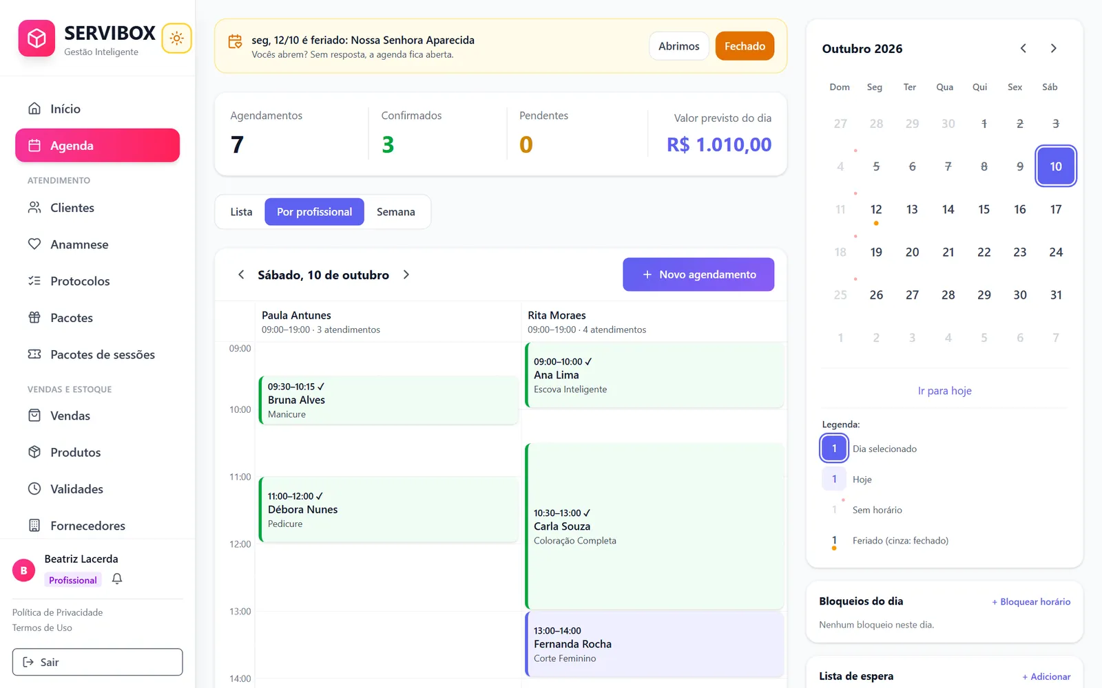 Agenda do Servibox com uma coluna para cada profissional, o aviso de feriado e o valor previsto do dia